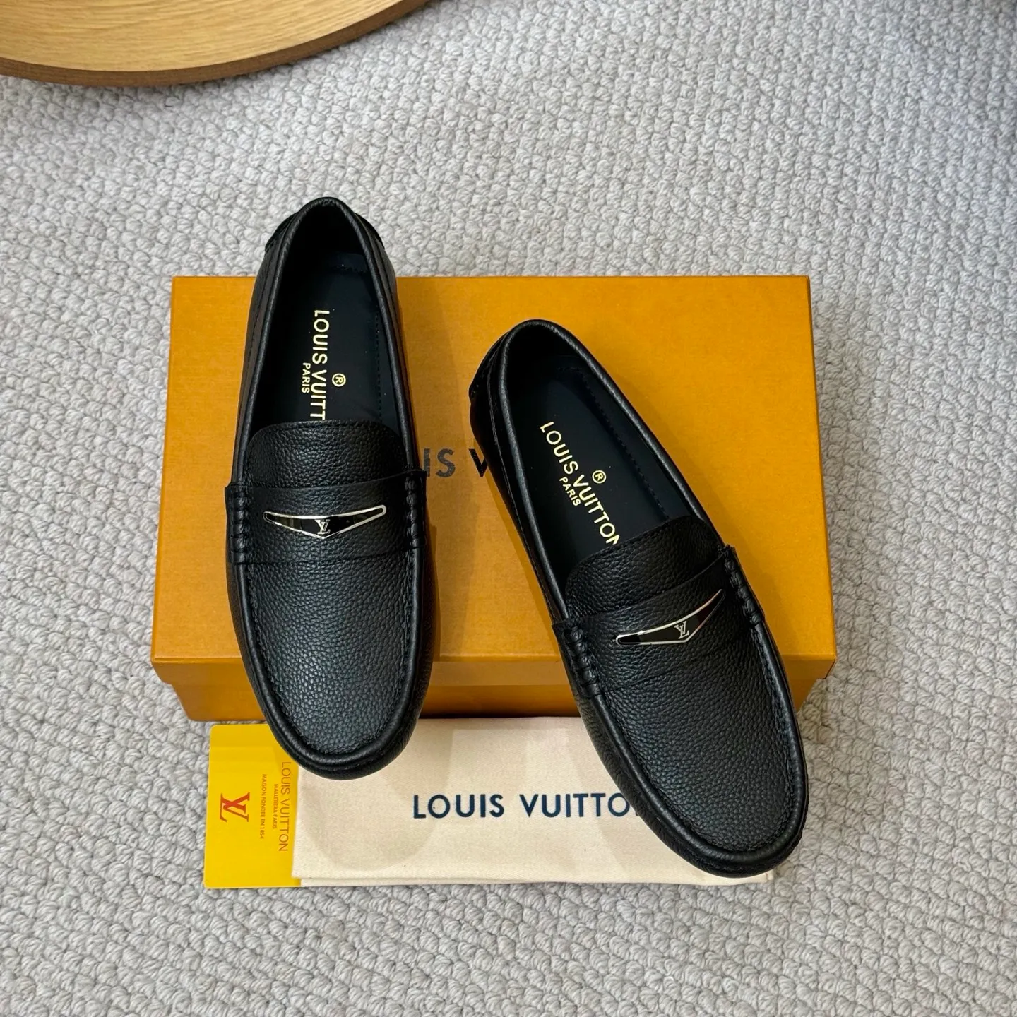 Men's men's shoes 💰420 (Yangli) LV 2⃣️0⃣️2⃣️5️⃣Spring and summer counter GLORIA series models ✈️Original factory special leather production, original last type. A classic driving slip-on casual shoe that shows an elegant style with exquisite craftsmanship details such as Monogram embossing all over the upper🌀Italian imported calfskin fabric Sheepskin foot pads➕Inside～Private mold replica sole Unique style Comfortable driving slip-on Size: 4-12 (38-46) Comes with [Counter packaging: original box, wrapping paper, card, instruction manual, shoehorn, cloth bag] No pressure to enter and leave the counter!